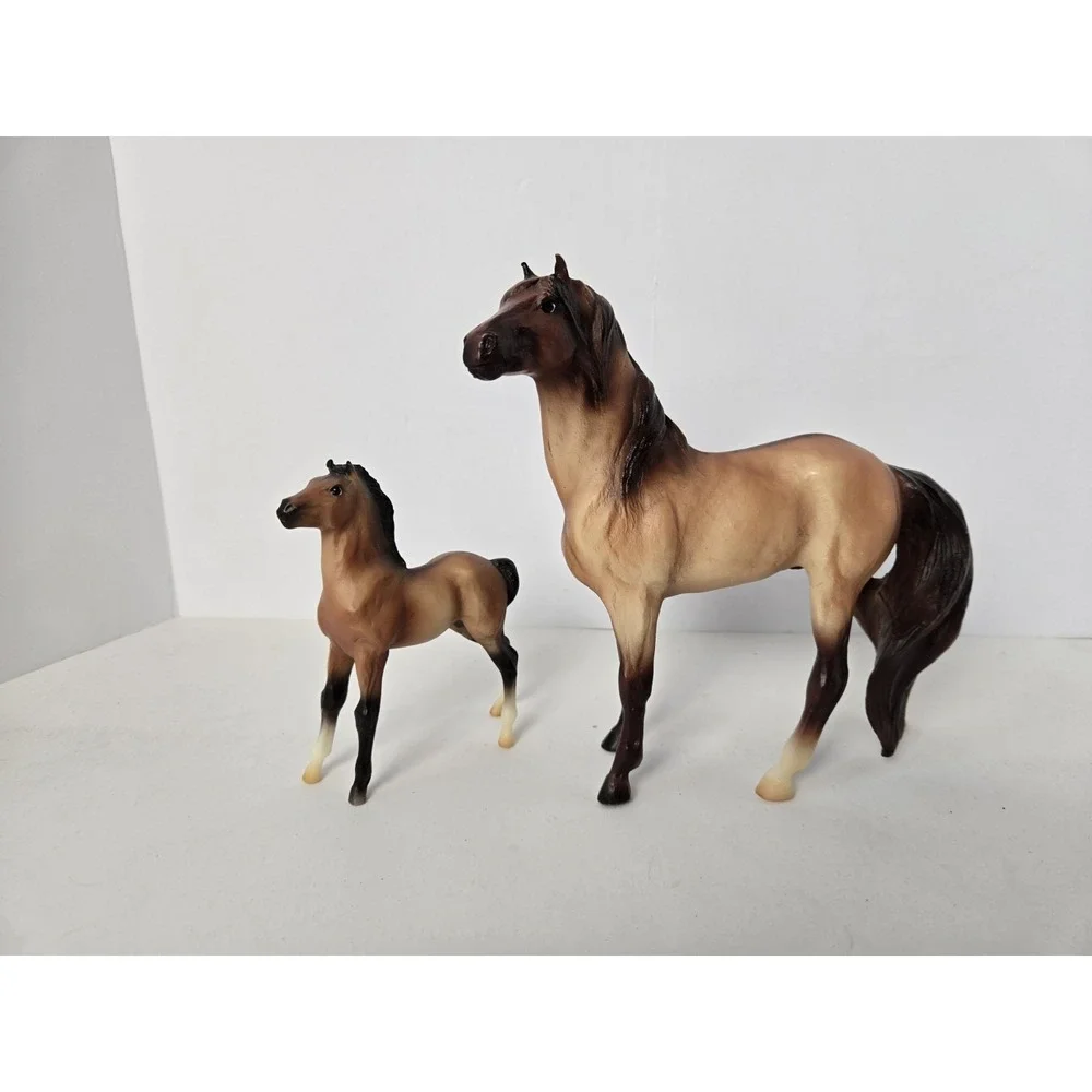Breyer Model Horse set TSC Wild Mustang Masksa Helaku Mesteno